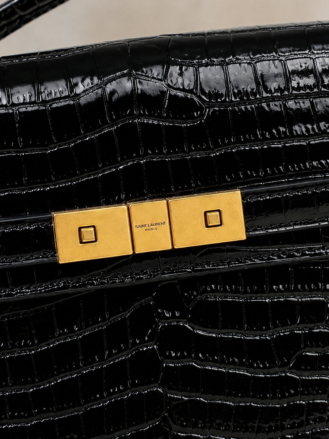 Дамска чанта - Saint Laurent Manhattan crocodile-embossed Shoulder Bag - естествена телешка лакова кожа с крокодилски ефект